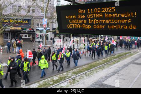 Hannover, Deutschland. Februar 2025. Mitarbeiter der Hannoveraner Verkehrsgesellschaft Üstra gehen während eines Warnstreiks an einer Bushaltestelle vorbei. Nach der ersten erfolglosen Runde von Tarifverhandlungen im öffentlichen Sektor fordern die Gewerkschaften einen Warnstreik. Für die Hannover Verkehrsgesellschaft Üstra verkehren weder Busse noch Züge durch Hannover. Quelle: Julian Stratenschulte/dpa/Alamy Live News Stockfoto