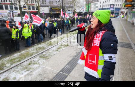 Hannover, Deutschland. Februar 2025. Mitarbeiter der Hannoveraner Verkehrsgesellschaft Üstra gehen während eines Warnstreiks an einer Bushaltestelle vorbei. Nach der ersten erfolglosen Runde von Tarifverhandlungen im öffentlichen Sektor fordern die Gewerkschaften einen Warnstreik. Für die Hannover Verkehrsgesellschaft Üstra verkehren weder Busse noch Züge durch Hannover. Quelle: Julian Stratenschulte/dpa/Alamy Live News Stockfoto
