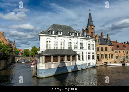 Blick auf einen malerischen Kanal, touristische Flussschifffahrt in Brügge, Belgien Stockfoto