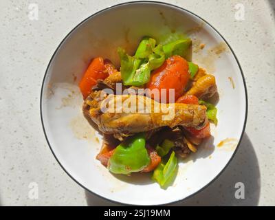 Frisch geschmorter chinesischer Barsch in der roten Suppe auf dem Teller Stockfoto