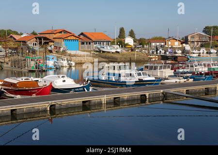 Boote und Fischerhütten im Hafen von La Teste-de-Buch, Arcachon, Département Gironde, Nouvelle-Aquitaine, Frankreich, Europa Stockfoto