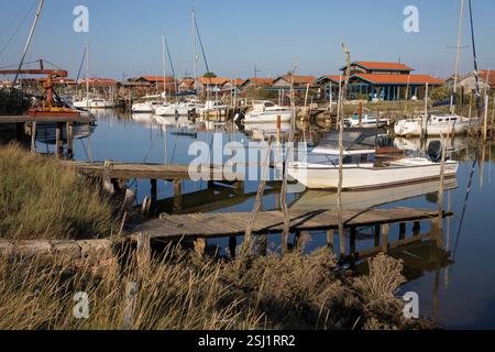 Boote und Fischerhütten im Hafen von La Teste-de-Buch, Arcachon, Département Gironde, Nouvelle-Aquitaine, Frankreich, Europa Stockfoto