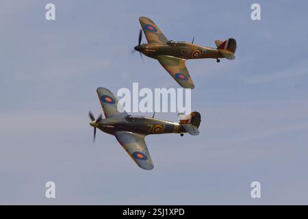 Hawker Hurrikan Mk 1, P3717, G-HITT und Hawker Sea Hurrikan 1B, Z 7015 fliegen in Formation Stockfoto