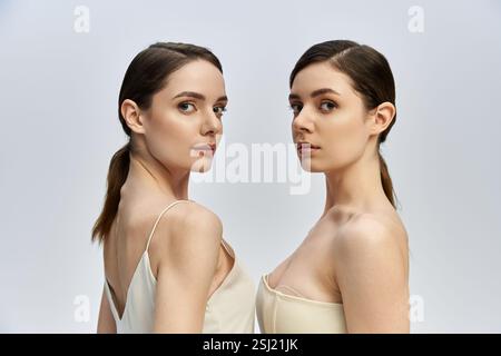 Zwei hübsche Frauen stehen nebeneinander und zeigen ihre atemberaubenden Merkmale und ihren harmonischen Ausdruck. Stockfoto