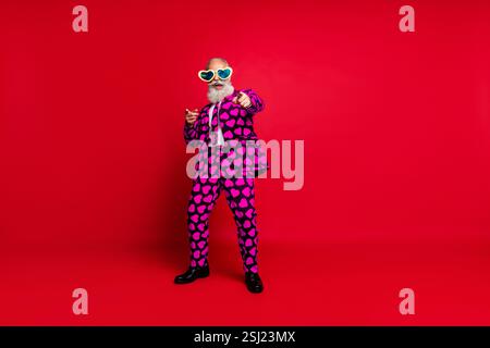 Volle Länge Körper Größe seiner er schöne attraktive cool crazy Heiter Heiter froh weißhaarige Kerl tanzen Spaß nehmen, holen Sie isoliert auf Stockfoto
