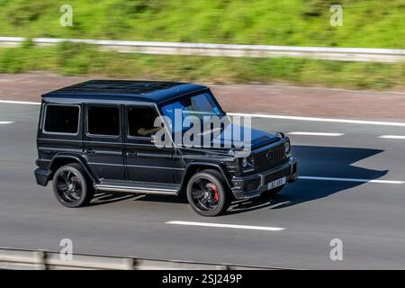 2011 Schwarz Mercedes-Benz G350 Bluetec CDI Auto Luxus-SUV, Geländewagen mit 3,0-Liter-V6-Dieselmotor; Fahrt auf der Autobahn M6, Großbritannien Stockfoto