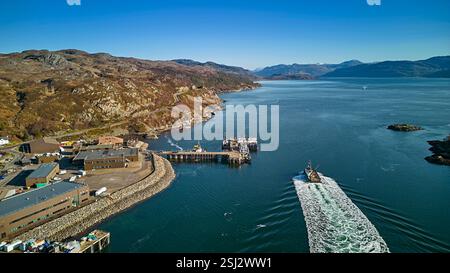 Kyle of Lochalsh Highland Scotland ein Serco-Boot, das das Dock auf dem Weg durch Loch Alsh überquert Stockfoto