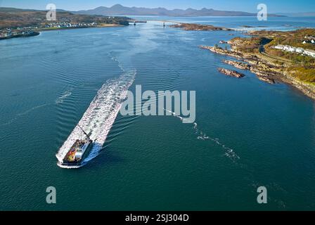 Kyle of Lochalsh Highland Scotland die Skye Bridge und ein Serco-Boot, das durch den Loch Alsh fährt Stockfoto