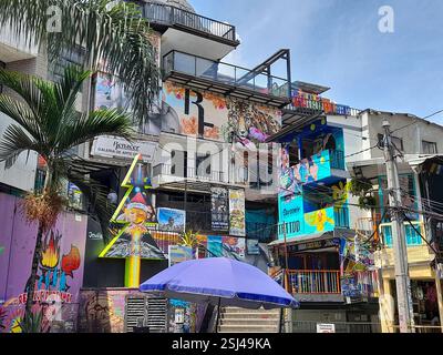 Blick auf ein farbenfrohes Haus in Comuna 13, Medellin, Antioquia, Kolumbien Stockfoto