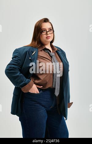 Eine junge und schöne Frau in Übergröße zeigt ihren einzigartigen Sinn für Mode mit Selbstvertrauen und Anmut. Stockfoto