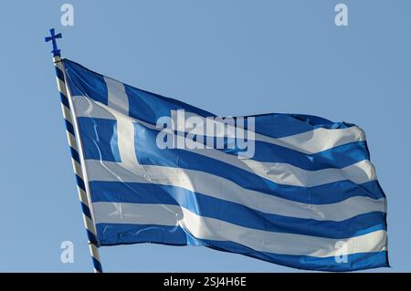 Flagge Griechenlands mit weißem Kreuz und blauen und weißen Streifen, die im Wind flattern. Stockfoto