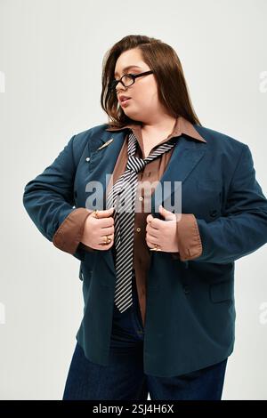 Eine stilvolle Frau in Übergröße zeigt ihre Mode selbstbewusst in einem professionellen Umfeld. Stockfoto