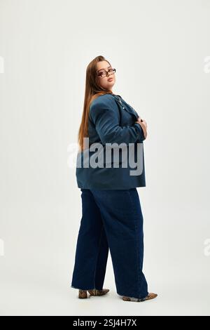Eine selbstbewusste junge Frau in Übergröße zeigt ihren Stil in einem trendigen Outfit. Stockfoto