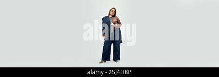 Eine junge Frau in Übergröße zeigt ihren Sinn für Mode, während sie sich anmutig drinnen posiert. Stockfoto