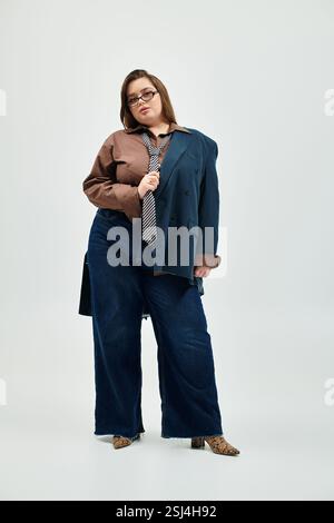 Eine junge und schöne Frau in Übergröße zeigt ein übergroßes Outfit mit Selbstbewusstsein und Stil. Stockfoto