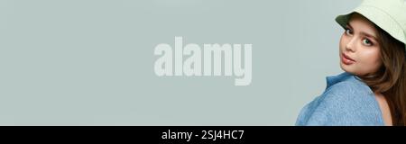 Junge und schöne Frau in Übergröße zeigt ihren Stil mit Selbstvertrauen in einer ruhigen Umgebung. Stockfoto