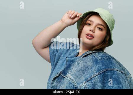 Die junge Frau in Übergröße zeigt ihren einzigartigen Sinn für Mode, während sie anmutig posiert. Stockfoto