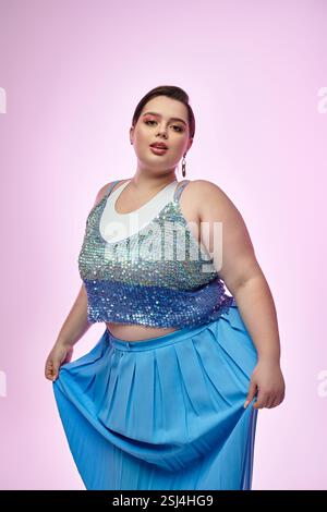 Junge und schöne Frau in Übergröße zeigt Stil und Poesie in einem farbenfrohen Ensemble Stockfoto