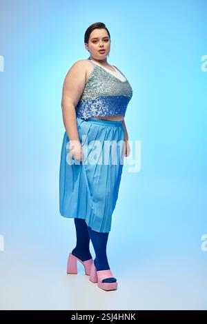 Eine schöne junge Frau in Übergröße zeigt ihren einzigartigen Sinn für Mode in einem lebendigen Outfit mit Flair. Stockfoto