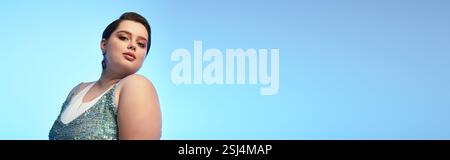 Eine junge Frau in Übergröße zeigt ihre Schönheit in einem farbenfrohen Outfit, das Selbstvertrauen und Charme ausstrahlt. Stockfoto