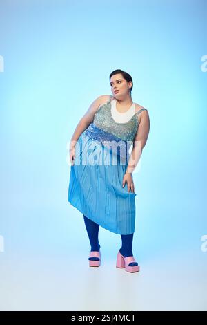 Eine junge und schöne Frau in Übergröße zeigt ihren Sinn für Mode in einem auffälligen blauen Outfit. Stockfoto
