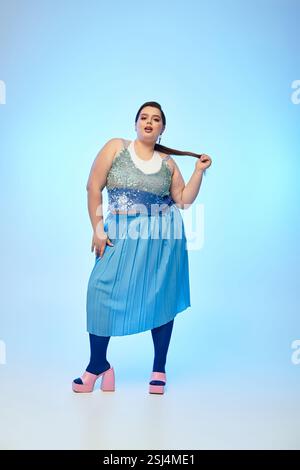 Die junge und hübsche Frau in Übergröße zeigt ihren lebendigen Stil und strahlt Selbstvertrauen und Charme aus. Stockfoto
