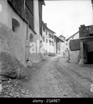 --- Häuserzeile in Guarda; Unterengadin; 1942#Häuserzeile in Guarda; Unterengadin; 1942 Stockfoto