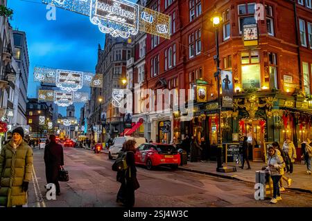 Weihnachtsdekoration und Lichter oberhalb der St. Martin's Lane, in der Nähe des Salisbury Pub an der St. Martin's Lane, London, WC2 Stockfoto