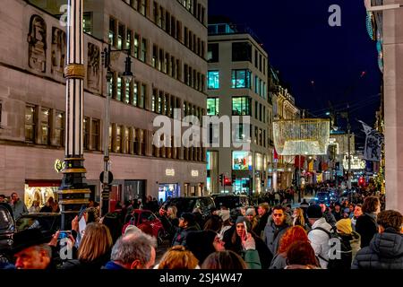 Menschenmassen in der New Bond Street zu Weihnachten Stockfoto