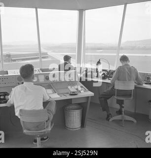 --- Fluglotsen im Kontrollturm, Flughafen Zürich-Kloten um 1956#Fluglotsen im Turm, Flughafen Zürich-Kloten um 1956- RDB VON DUKAS Stockfoto