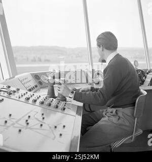 --- Fluglotse im Kontrollturm, Flughafen Zürich-Kloten um 1956#Fluglotse im Turm, Flughafen Zürich-Kloten um 1956- RDB VON DUKAS Stockfoto