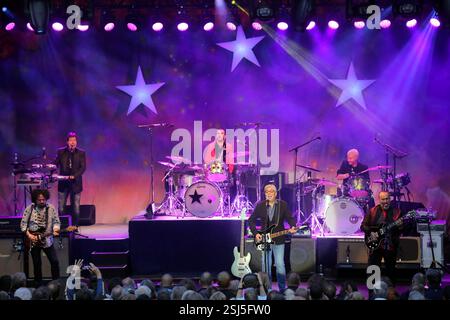 Ringo Starr und seine All-Starr Band leben in Kopenhagen. Ringo Starr & His All-Starr Band ist eine Rock-Supergroup mit wechselndem Personal unter der Leitung des ehemaligen Beatles-Schlagzeugers und -Sängers Ringo Starr. Ringo Starr ñ Schlagzeug, Percussion, Piano, Gesang Steve Lukather (Toto) ñ Gitarren, Gesang Colin Hay (Men at Work) ñ Gitarren, Gesang Gregg Rolie (Santana und Journey) ñ Keyboards, Gesang Graham Gouldman (10 cc) ñ Bass Gitarre, Gesang Gregg Bissonette ñ Schlagzeug, Background Vocals Warren Ham (Bloodrock , Kansas und AD) ñ Saxophon, Klavier, Klavier, Flöte, Klavier, Klavier, Klavier, Klavier, Klavier, Klavier, Klavier, Klavier Gesang Stockfoto