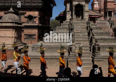 Bhaktapur, Nepal. Februar 2025. Am 11. Februar 2025 in Bhaktapur, Nepal. Gläubige, die die heiligen Töpfe tragen, gehen während des Kalash (heiliger Töpfe) Yatra durch den Bhaktapur Durbar Square, dem einmonatigen Madhav Narayan Festival. Das Kalash Yatra während des Madhav Narayan Festivals symbolisiert bedeutende spirituelle Bedeutung. Die Gläubigen tragen heilige Töpfe, die mit Wasser gefüllt sind, vom Zusammenfluss der Flüsse rund um die antike Stadt Bhaktapur, die Reinigung und Hingabe symbolisieren. (Foto: Abhishek Maharjan/SIPA USA) Credit: SIPA USA/Alamy Live News Stockfoto