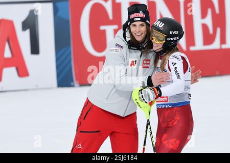 Saalbach Hinterglemm, Österreich. Februar 2025. Alpinski: Weltmeisterschaften, Team kombiniert, Damen, Slalom. Katharina Liensberger (r) aus Österreich reagiert im Zielbereich mit ihrem Kollegen Mirjam Puchner aus Österreich. Quelle: Jens Büttner/dpa/Alamy Live News Stockfoto