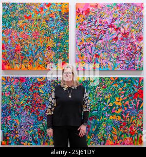 Saatchi Gallery, London, Großbritannien. Februar 2025. BLUMEN, Flora in zeitgenössischer Kunst & Kultur, diese Ausstellung erstreckt sich auf zwei Etagen und über neun große Galerieräume und bietet großformatige Installationen, Originalkunst, Fotografie, Mode, Archivobjekte und grafisches Design, die den anhaltenden Einfluss von Blumen auf Kreativität und menschlichen Ausdruck erforschen. Bild: Künstler Fay Bridgwater (Foto) mit vier Werken, 2024. Quelle: Malcolm Park/Alamy Live News Stockfoto
