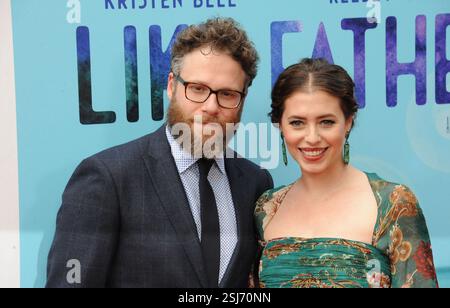 Seth Rogen und Lauren Miller Rogen kamen am 31. Juli 2018 bei der Premiere des Netflix-Originalfilms „Like Father“ in den ArcLight Theaters in Los Angeles, Kalifornien BANG MEDIA INTERNATIONAL FAMOUS PICTURES 28 HOLMES ROAD LONDON NW5 3AB UNITED KINGDOM Tel. +44 (0) 20 7485 1005 E-Mail PICTURES@FAMOUS.UK.COM an Stockfoto