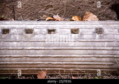 Detail eines alten zylindrischen Elements aus Marmor, Rom, Latium, Italien Stockfoto