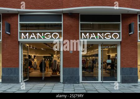 Mango-Geschäft, Einzelhandelskette mit trendiger Damenbekleidung und Accessoires. Einige Geschäfte verkaufen auch Herrenmode. Stockfoto