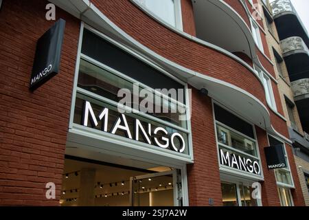 Mango-Geschäft, Einzelhandelskette mit trendiger Damenbekleidung und Accessoires. Einige Geschäfte verkaufen auch Herrenmode. Stockfoto