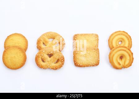 Verschiedene dänische Butterkekse, isoliert auf weißem Hintergrund. Flache Lagen Stockfoto