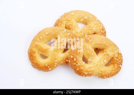 Süße und leckere Vanillebutter-Kekse. Isoliert auf weißem Hintergrund. Stockfoto