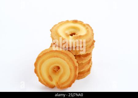 Süße und leckere Vanillebutter-Kekse. Rund ringförmig. Isoliert auf weißem Hintergrund. Stockfoto