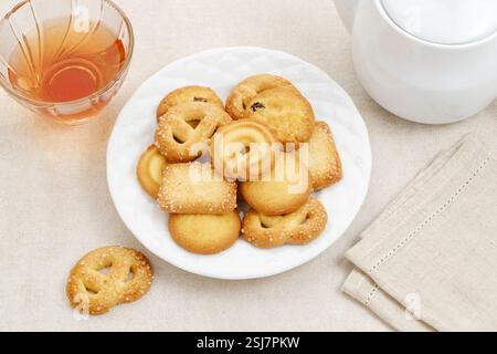 Verschiedene dänische Butterkekse, serviert auf einem weißen Teller. Stockfoto