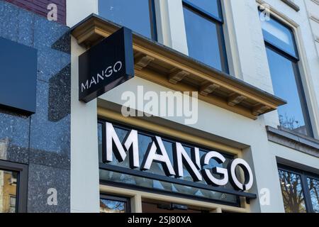 Mango-Geschäft, Einzelhandelskette mit trendiger Damenbekleidung und Accessoires. Einige Geschäfte verkaufen auch Herrenmode 155, Oudegracht 153. Stockfoto