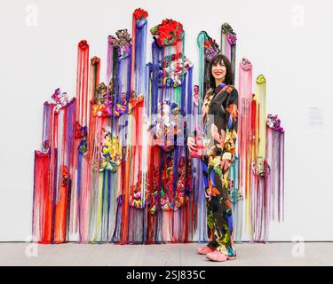 London, Großbritannien. Februar 2025. Die Künstlerin Anne von Freyburg mit ihrer Arbeit „Floral Arrangement 1 (nach Jan van Huysum, Stillleben), 2024. „Flowers - Flora in Contemporary Art & Culture“ bietet großformatige Installationen, Originalkunstwerke, Fotografie, Mode, Archivobjekte, und Grafikdesign, um den anhaltenden Einfluss von Blumen auf Kreativität und menschlichen Ausdruck zu erforschen. Findet Vom 12. Februar Bis 5. Mai Statt. Quelle: Imageplotter/Alamy Live News Stockfoto