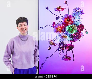 London, Großbritannien. Februar 2025. Künstler Stormy Pyeatte mit 'luziden Suspensionen', 2020-2024. „Flowers - Flora in Contemporary Art & Culture“ bietet großformatige Installationen, Originalkunstwerke, Fotografie, Mode, Archivobjekte, und Grafikdesign, um den anhaltenden Einfluss von Blumen auf Kreativität und menschlichen Ausdruck zu erforschen. Findet Vom 12. Februar Bis 5. Mai Statt. Quelle: Imageplotter/Alamy Live News Stockfoto