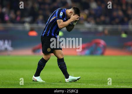 Mailand, Italien. Februar 2025. Lautaro Martinez vom FC Internazionale sieht während des Fußballspiels der Serie A zwischen dem FC Internazionale und ACF Fiorentina am 10. Februar 2025 im Stadio Giuseppe Meazza in Mailand, Italien, niedergeschlagen aus. Quelle: Marco Canoniero/Alamy Live News Stockfoto