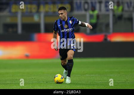 Mailand, Italien. Februar 2025. Lautaro Martinez vom FC Internazionale in Aktion während des Fußballspiels der Serie A zwischen dem FC Internazionale und ACF Fiorentina im Stadio Giuseppe Meazza am 10. Februar 2025 in Mailand. Quelle: Marco Canoniero/Alamy Live News Stockfoto