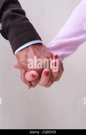 Nahaufnahme eines älteren Ehepaares, das Hände hält, symbolisiert Liebe und Verbindung Stockfoto