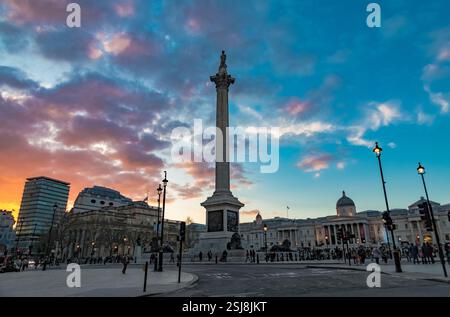 Herrlicher Blick auf das berühmte Monument Nelson's Column am Trafalgar Square in der City of Westminster, Central London, von der Kreuzung Charing aus gesehen... Stockfoto